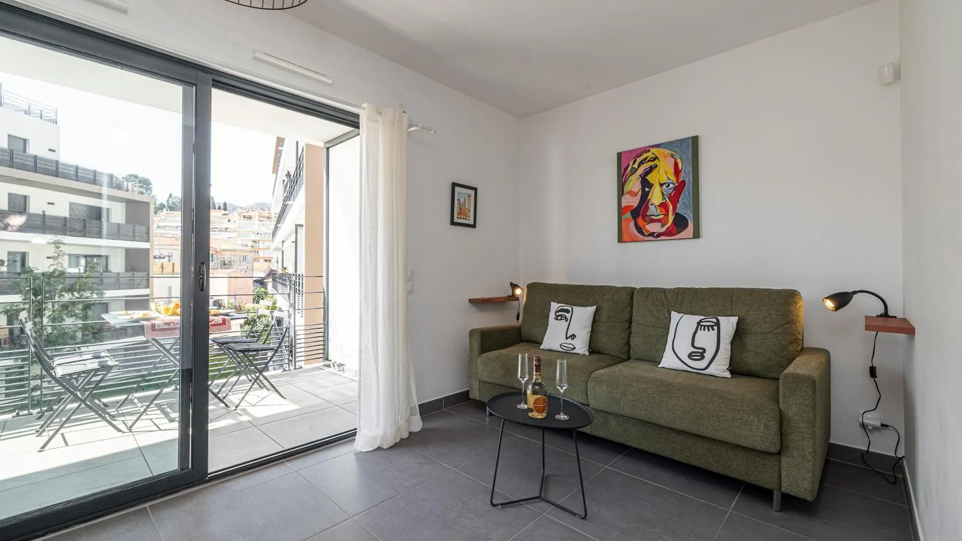 Queen Riviera : Climatisation, Parking, Terrasse Menton 0*,  France